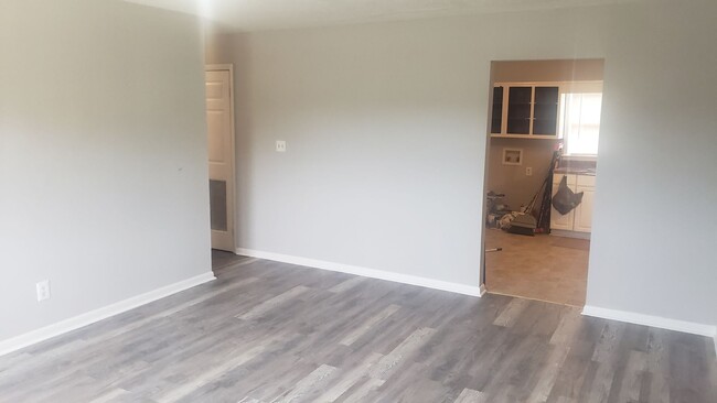 Building Photo - 2br/1ba, recently updated floors, paint an...