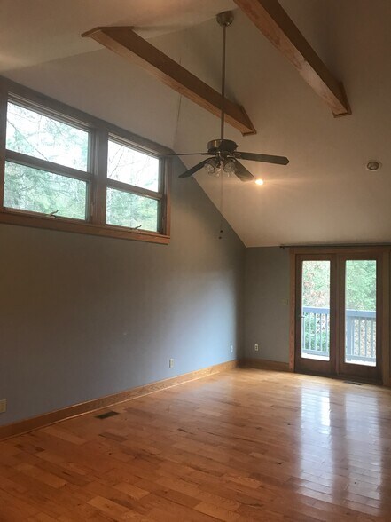 Building Photo - 304 Iron Ridge Loop