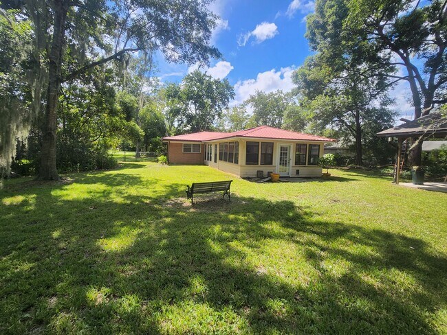 Building Photo - Country Living right off of Baymeadows Road