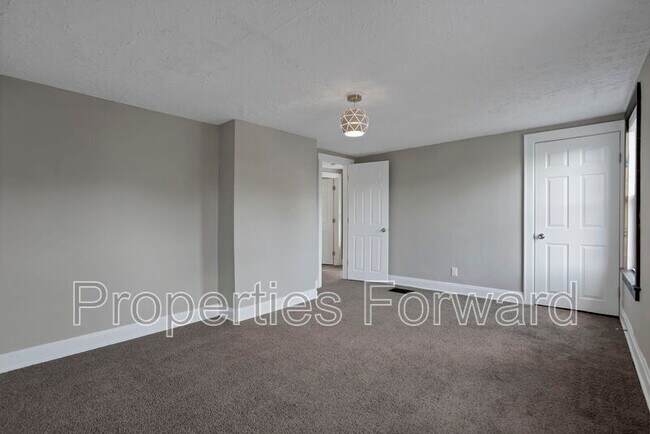 Building Photo - 533 E Jenkins Ave