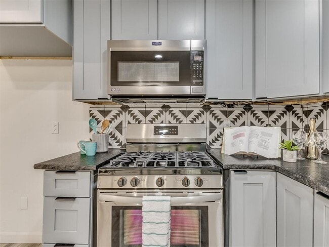 Building Photo - 906 E Comanche St