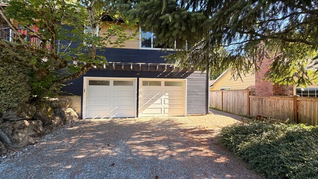 Building Photo - Spacious 4BR Bellevue Home with A/C, Office & Private Yard Near Microsoft