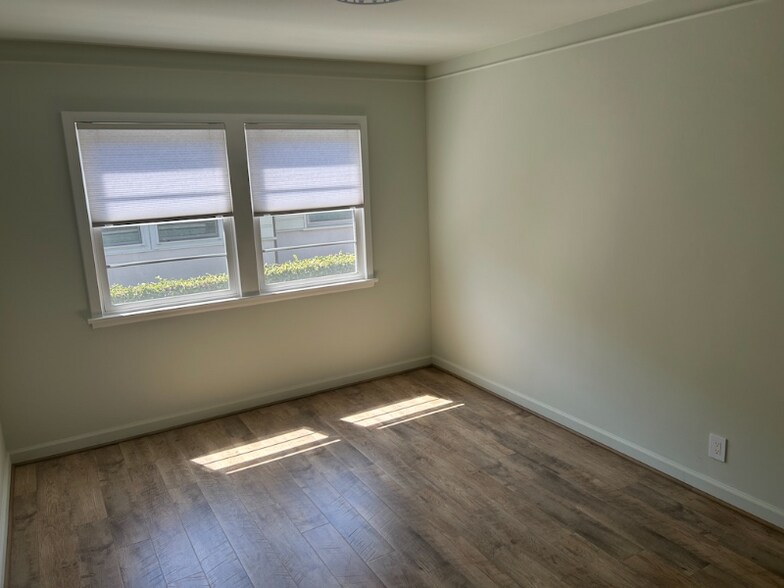 Building Photo - 2021 Ocean Park Pl N