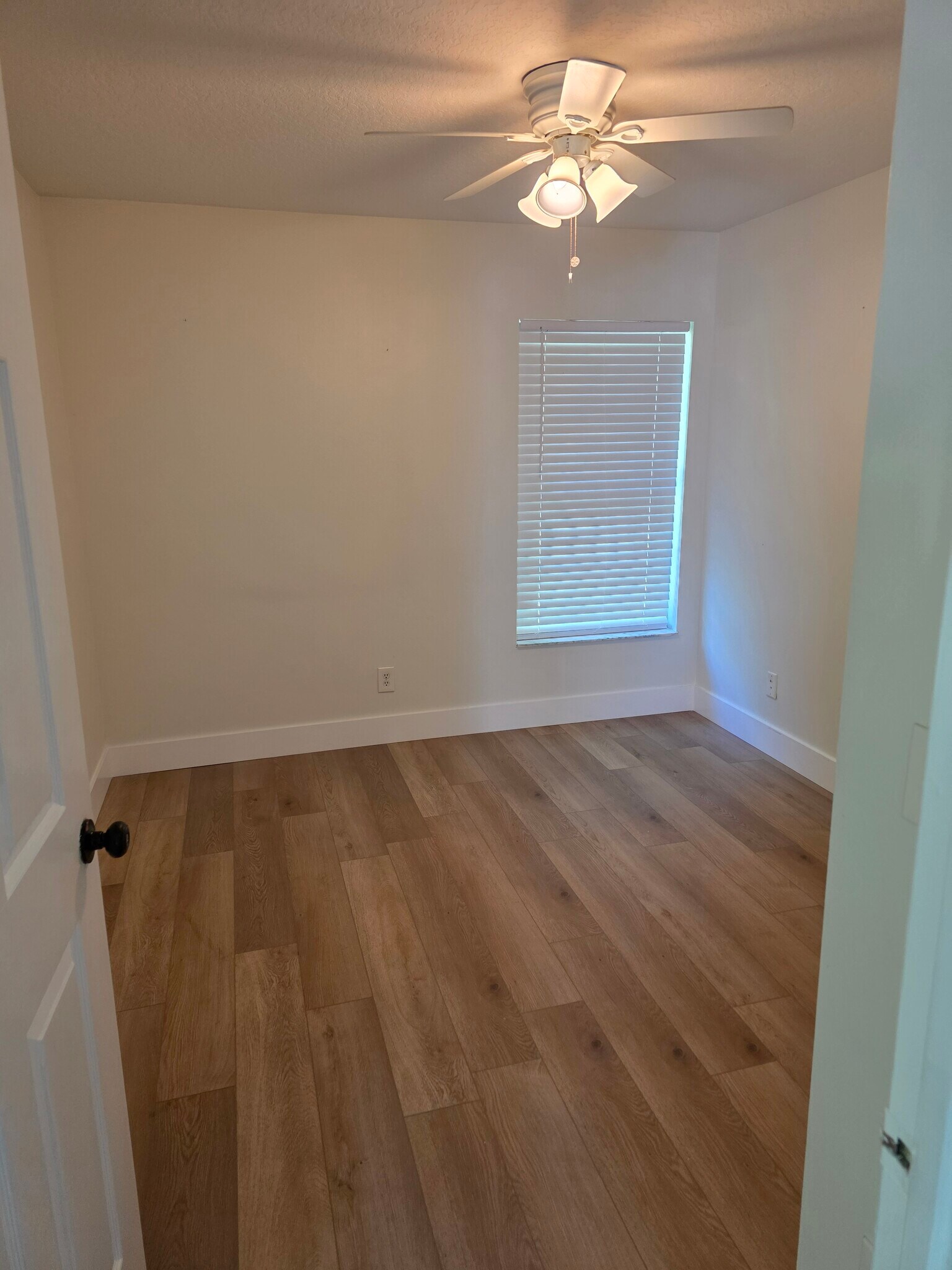 Building Photo - 512 13th Pl