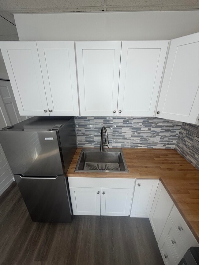 Building Photo - 158 Main St