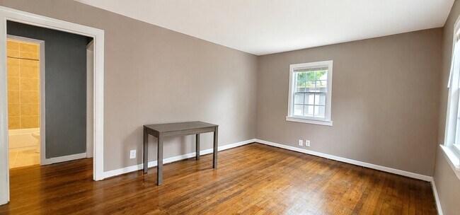 Building Photo - 1401 Oak St