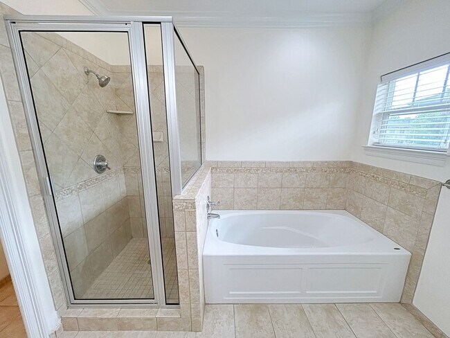 Building Photo - 3 Bedroom Townhouse in Gated Community off...