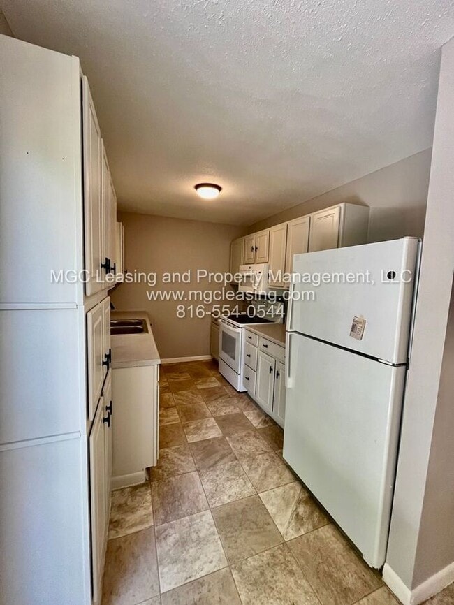 Building Photo - SINGLE FAMILY HOME WITHIN WALKING DISTANCE...
