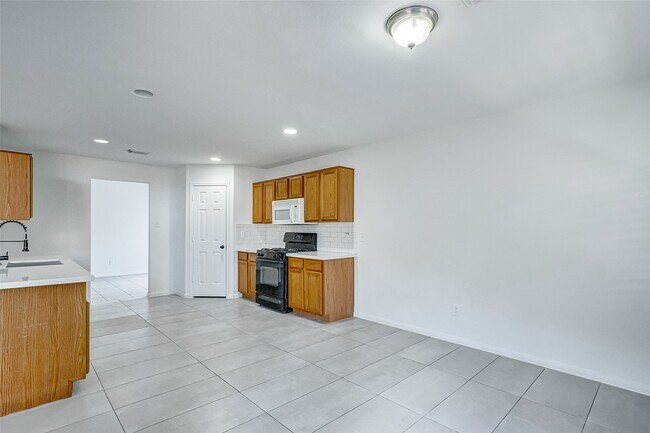 Building Photo - 15806 Land View Dr