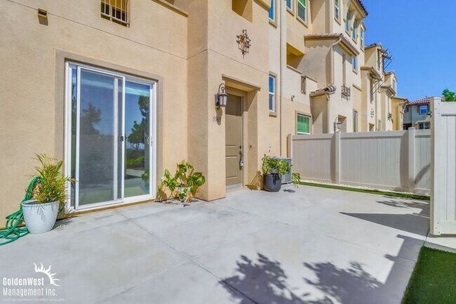 Building Photo - Stunning Corner Unit 4Bdm 3.5Ba Townhome w...