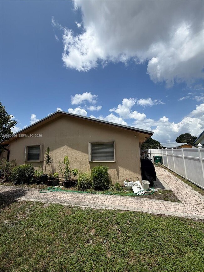 Building Photo - 8108 NW 93rd Terrace