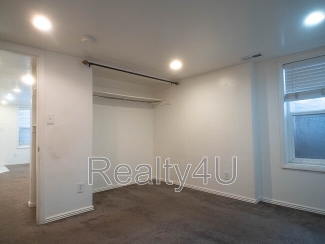 Building Photo - 382 400 S