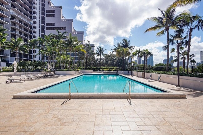 Building Photo - 1000 N Venetian Dr