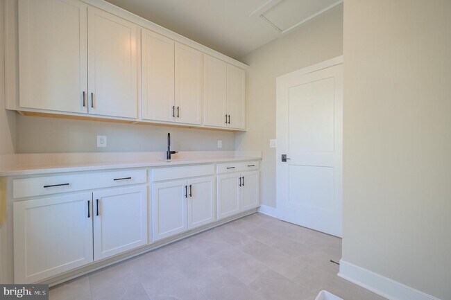 Building Photo - 2424 Carey Ln