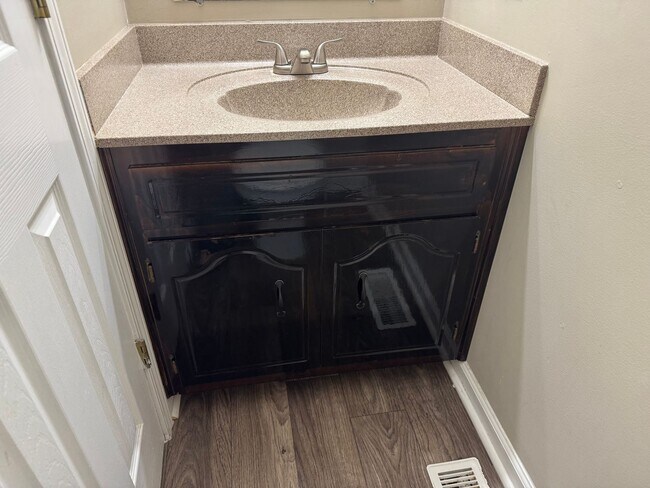 Building Photo - $1425/18 month lease or $1450/12 month lease.