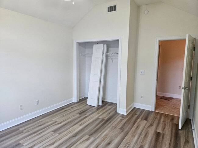 Building Photo - Beautiful 3 Bedroom 2 bath Home in Hampste...