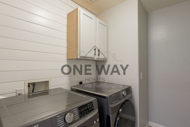 Building Photo - 1057 S Deerfield Ln