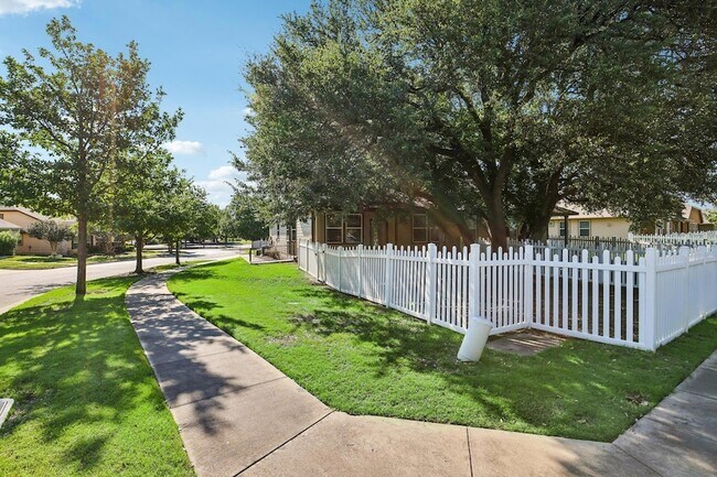 Building Photo - 711 Rolling Oak Dr
