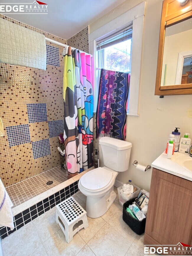 Building Photo - 5 Mapleton St