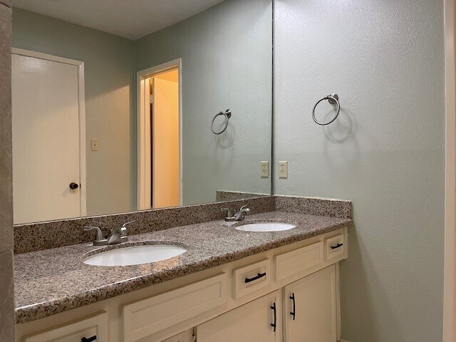 Building Photo - 2726 Mesquite Dr