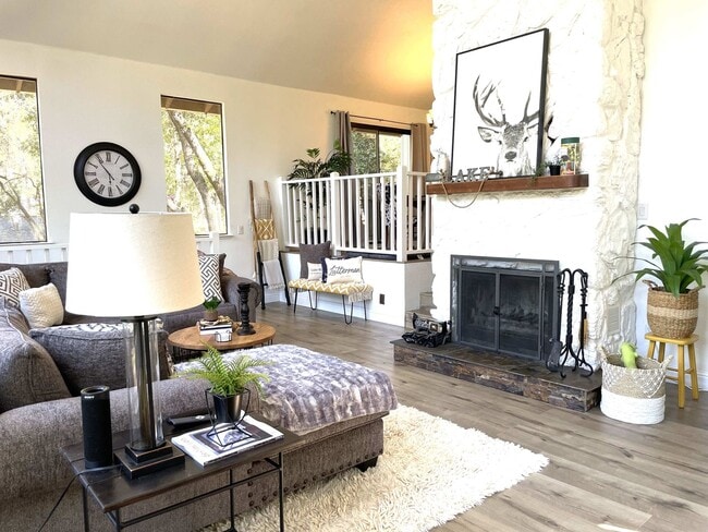 Building Photo - 3 bedroom, 3 bath unfurnished or furnished...