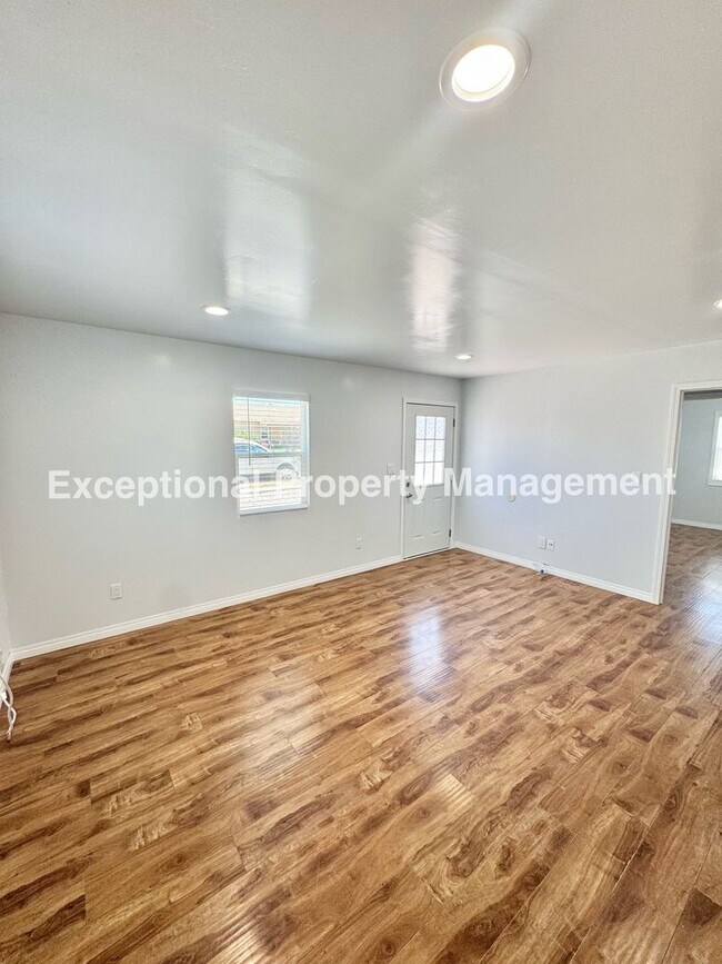 Building Photo - Ready to move in 2 bedroom 1 bath home