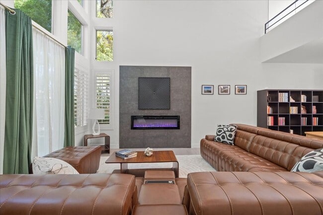 Building Photo - Modern, Elegant Fully Furnished 3 Bedroom ...