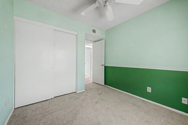 Building Photo - 2822 E Willow Ave