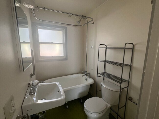 Building Photo - 533-535gst