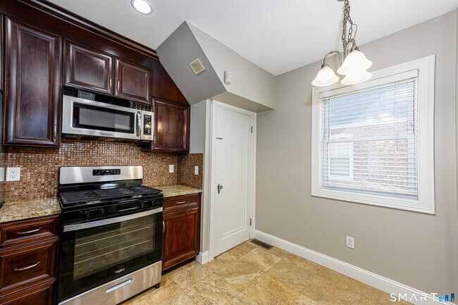 Building Photo - 186 School St