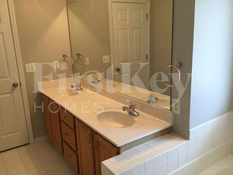 Building Photo - 8130 Stonebrook Dr