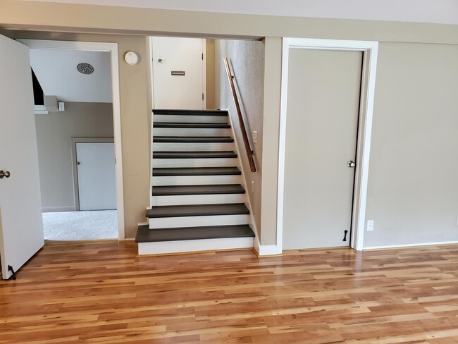 Building Photo - 413 Riverview Dr