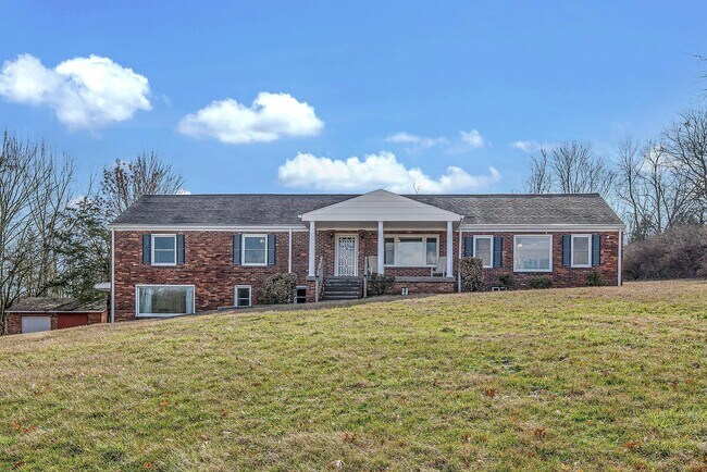 Building Photo - 3245 Kings Ln