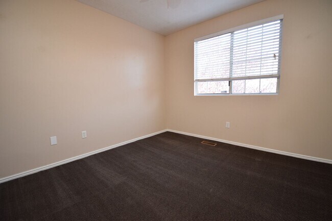 Building Photo - Spacious 5 Bed 2 Bath Home in West Jordan!
