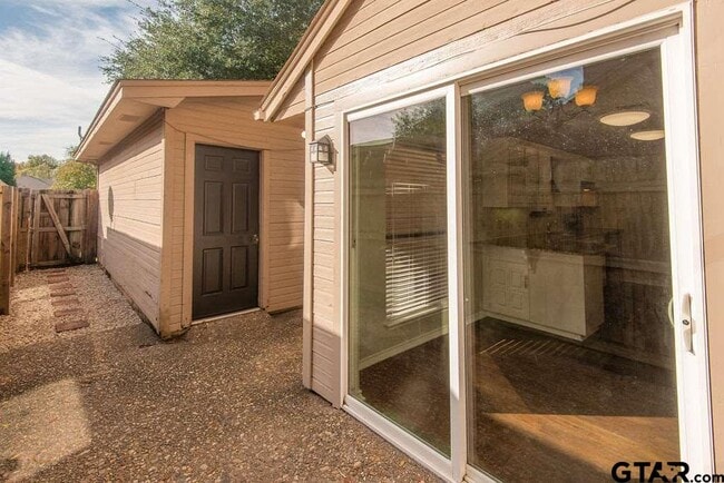Building Photo - 5903 Hollytree Dr