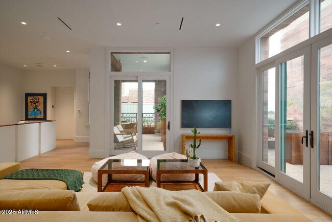 Building Photo - 50 W Palm Ln