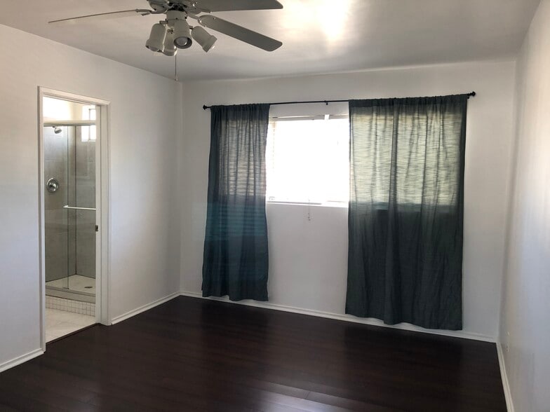 Master suite with attached bath - 1418 Stanford St