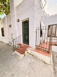 Building Photo - 125 SW 19th Ave