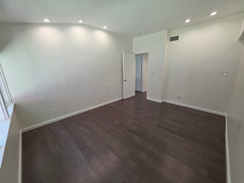 Building Photo - 310 S Thurston Ave