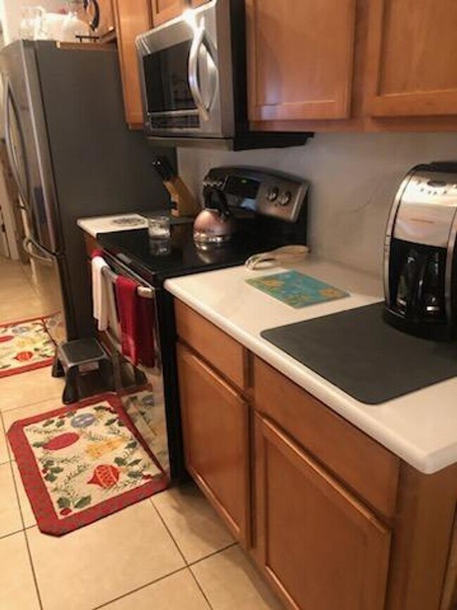 Building Photo - 4 bedrooms, 2 bathrooms, 2 car garage