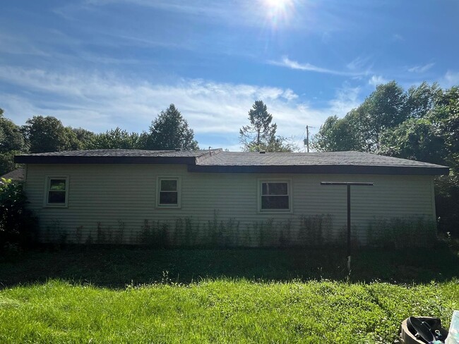 Building Photo - 3 bed 1 bath single family home in Irma! D...