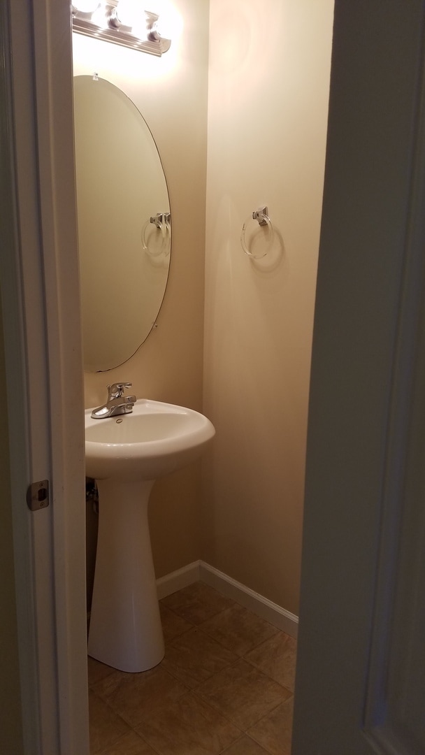 Building Photo - 3 bedroom, 2.5 bath townhome