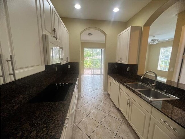 Building Photo - 6920 Julia Gardens Dr