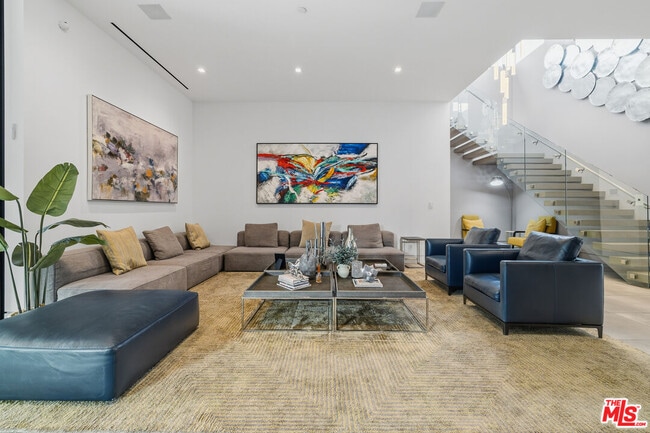 Building Photo - 5365 Vanalden Ave