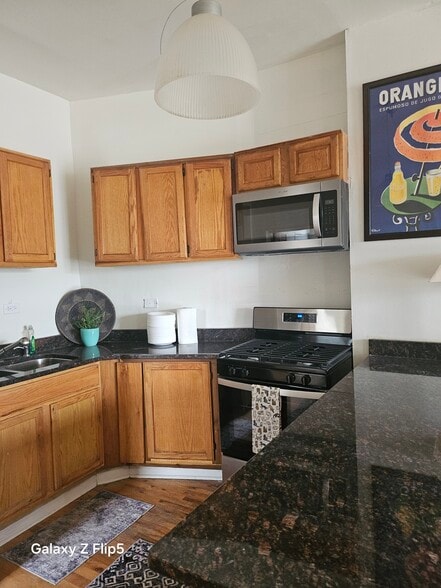 Kitchen - 2417 W Warren Blvd