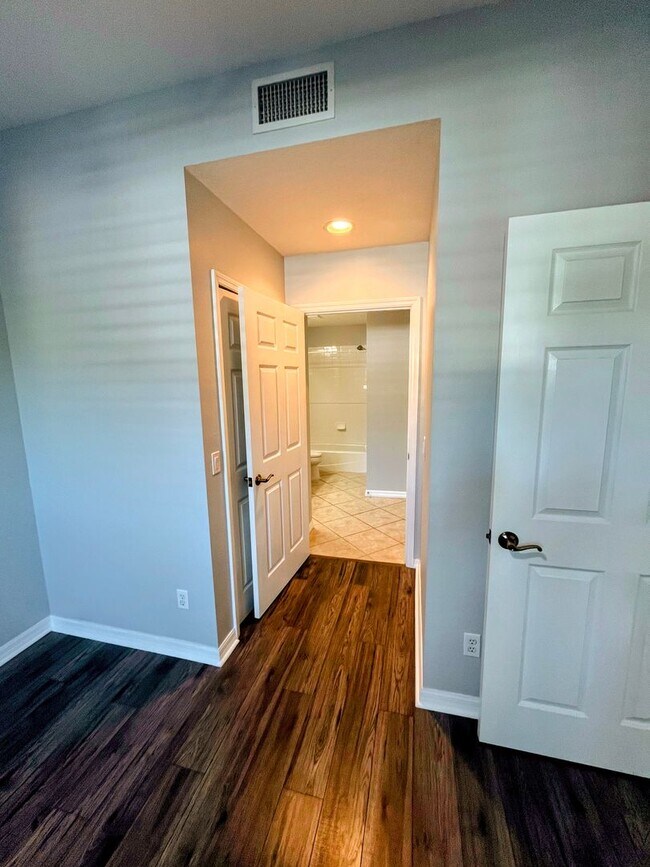 Building Photo - ANNUAL UNFURNISHED 2 bed 2 bath ground floor water front condo in Bradenton