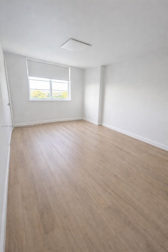 Building Photo - 300 Bayview Dr