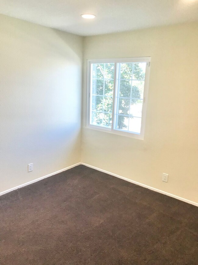 Building Photo - Carlton Square Spacious House w/Central AC...