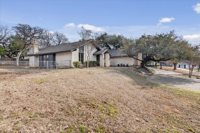 Building Photo - Single-Family Home in Woodway, TX *Leasing...