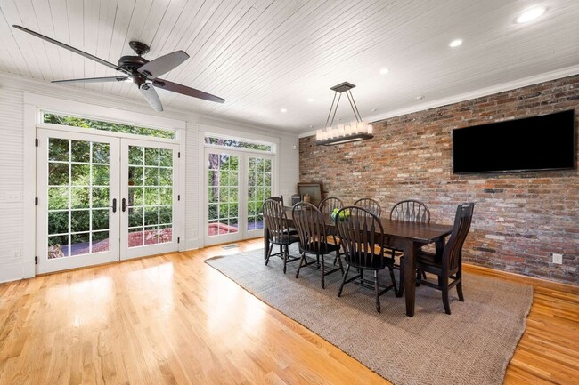 Building Photo - 405 Webb Rd W